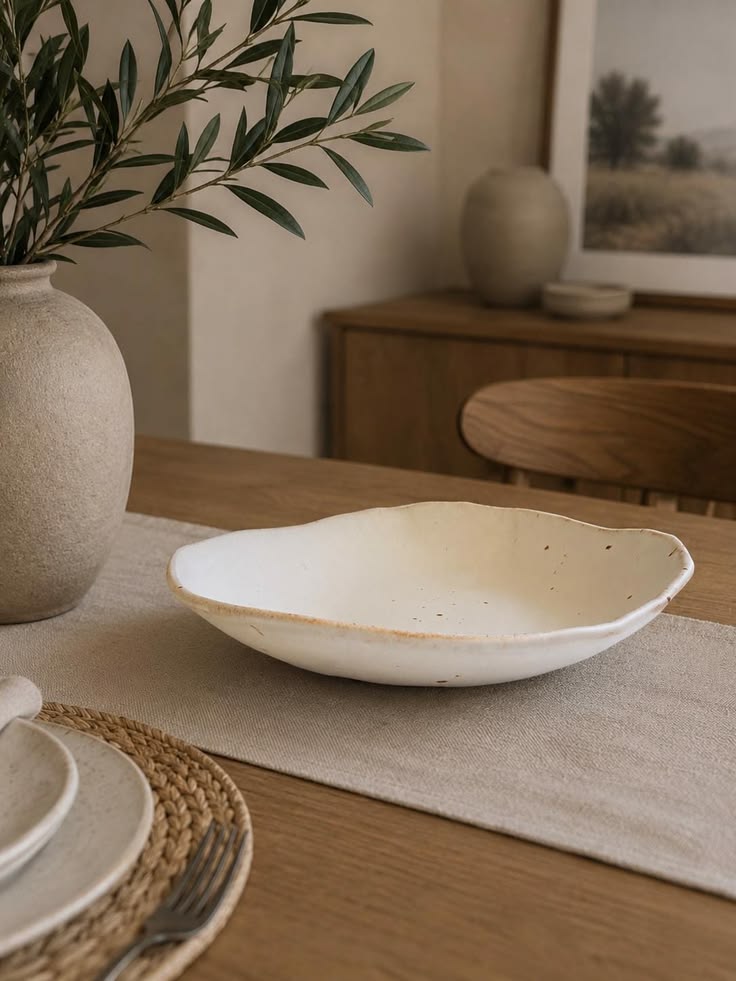Tableware arranged for a relaxed everyday meal