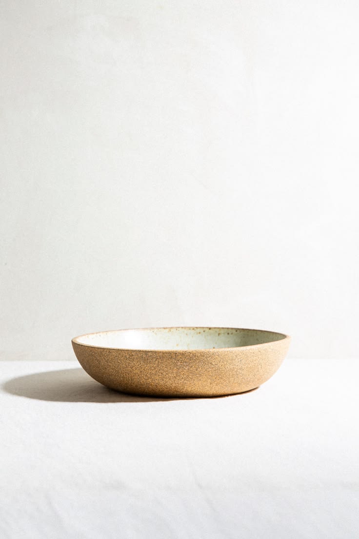 Ceramic details and natural table textures